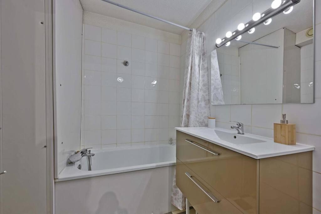 Les Comtadins - Parking Gratuit - Balcon - Clim Apartment Avignon